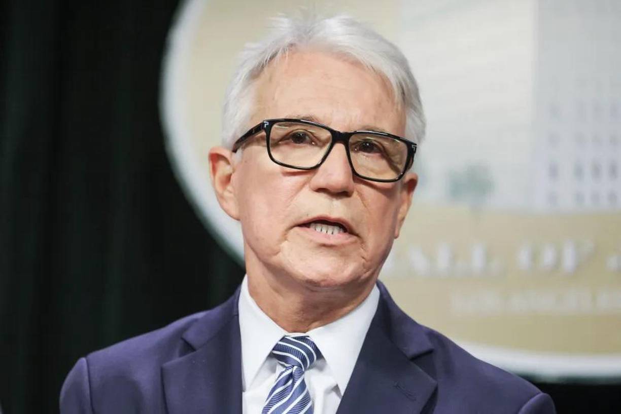 Gascón anunció previamente en una conferencia de prensa que presentará una moción ante el Tribunal Superior de Los Ángeles el viernes para que los hermanos sean sentenciados nuevamente por homicidio involuntario en lugar de asesinato. 