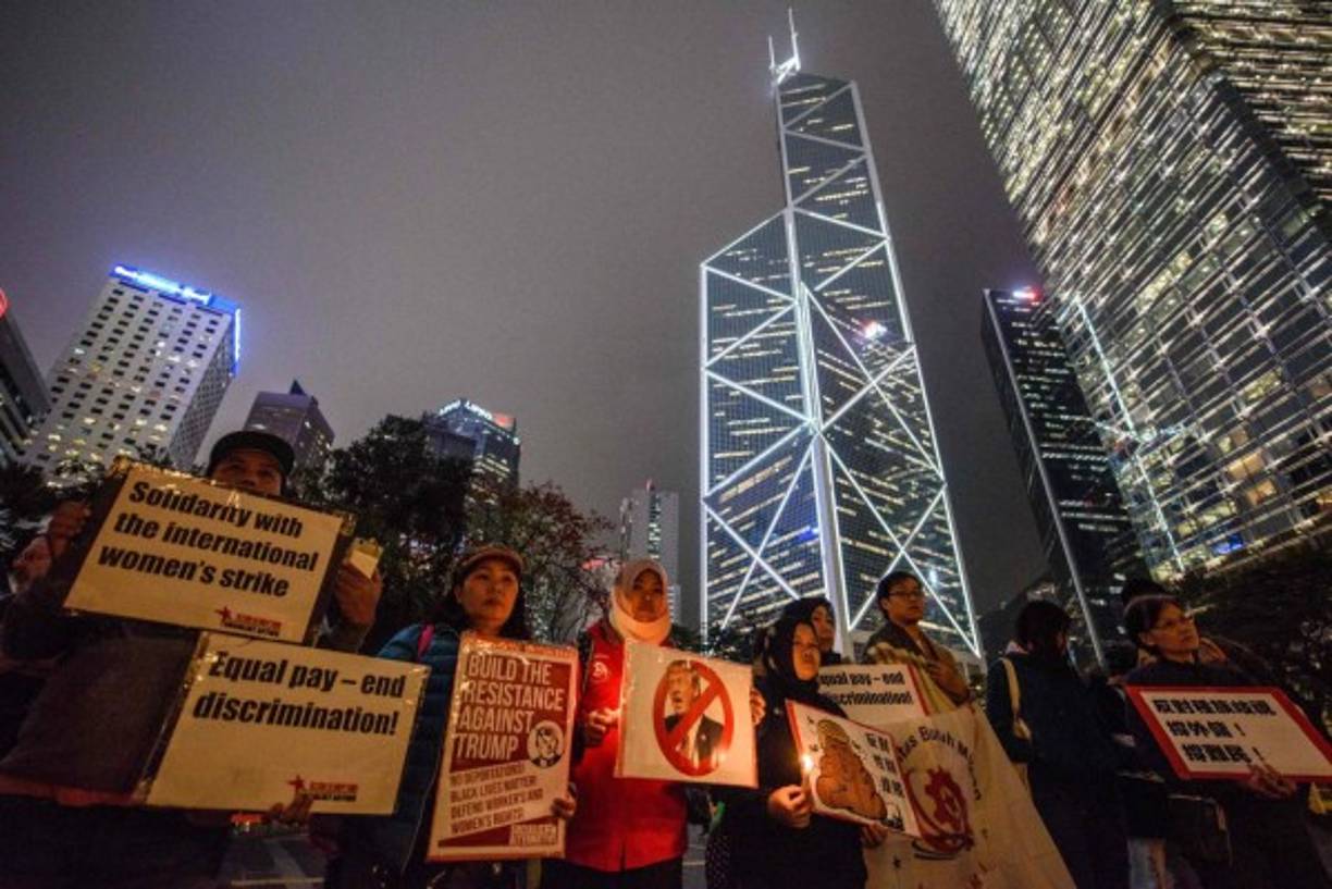 Las mujeres se reunieron en una plaza de Hong Kong para conmemorar el Día Internacional de la Mujer.