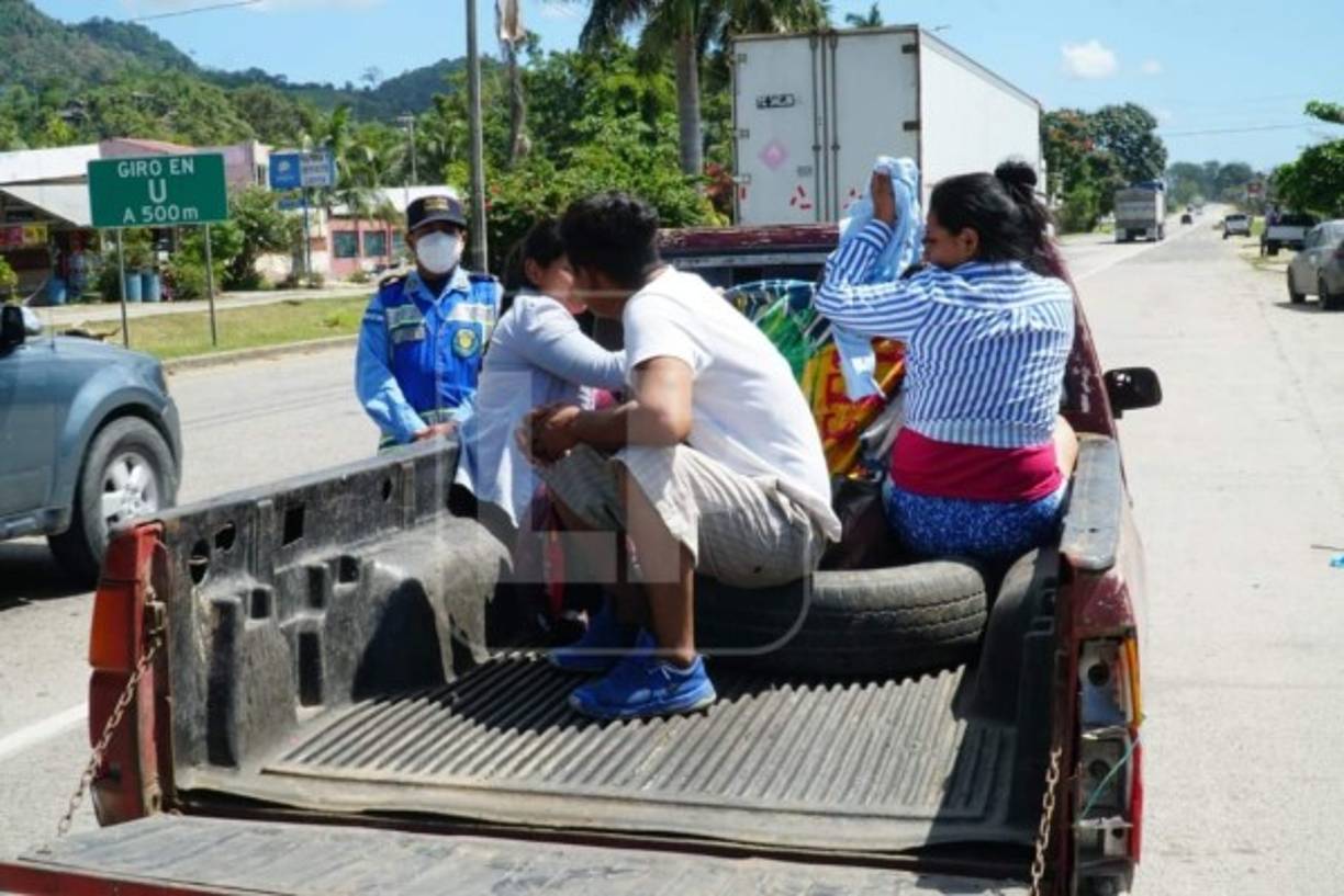 'Nos vamos porque perdimos todo, unos por la pandemia (de coronavirus) y otros por las inundaciones (que causaron) las tormentas Eta e Iota (en noviembre pasado)', dijo uno de los migrantes que no se identificó por su nombre.