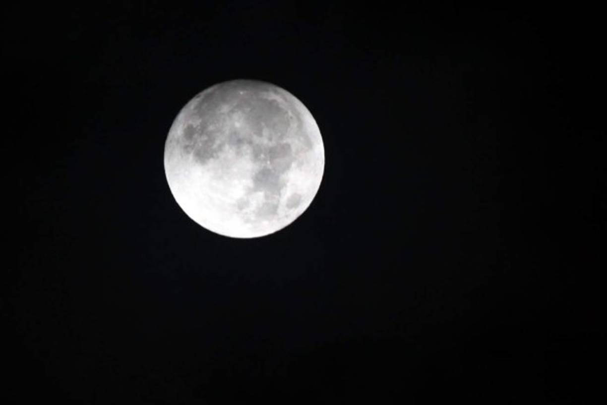 La imagen de la luna lució espectacular ayer en Honduras. Foto Guilmor García.