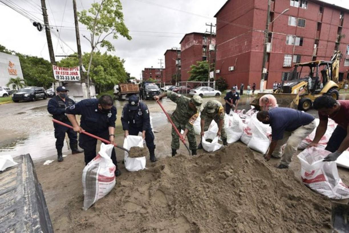 A las lluvias provocadas por dos recientes frentes fríos se han sumado las afectaciones por el desfogue de la presa Ángel Albino Corzo, conocida como Peñitas, para desalojar alrededor de 1.500 metros cúbicos por segundo, indicaron las autoridades.