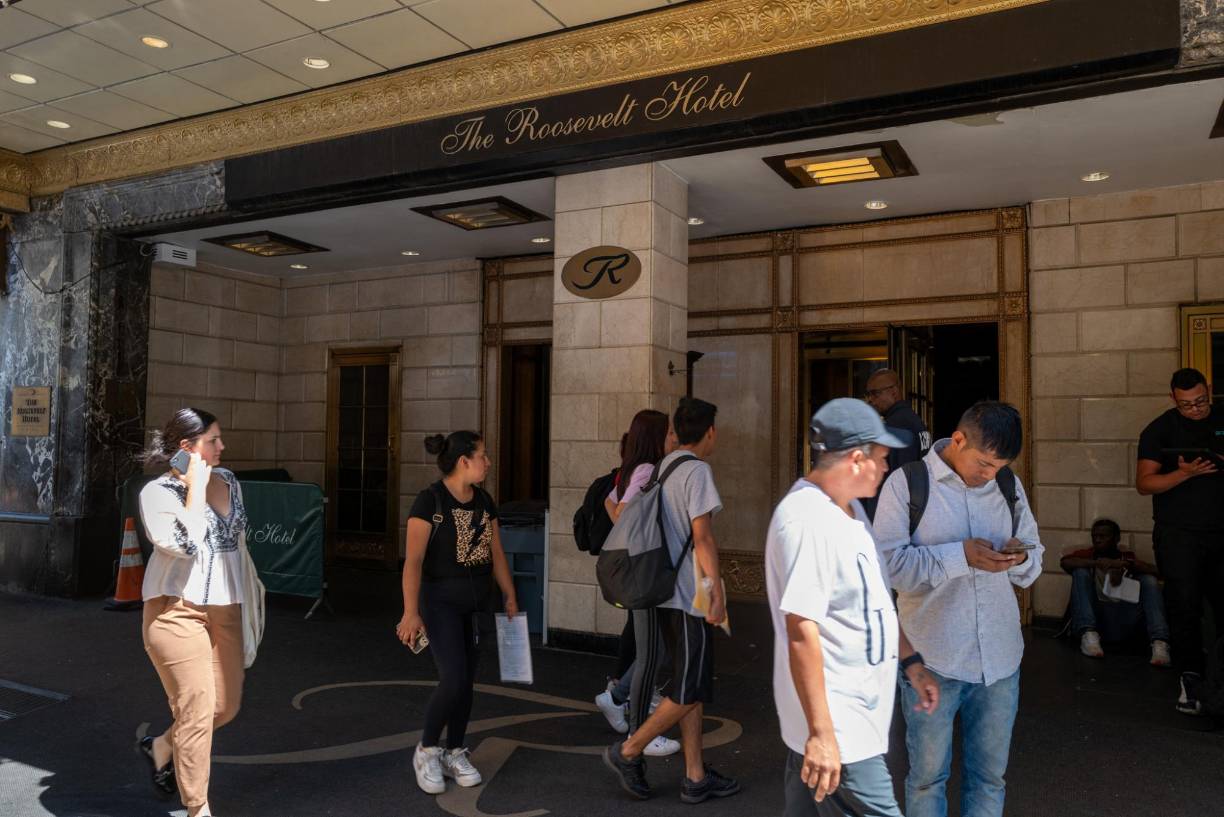 El hotel Roosevelt, que cuenta con más de mil habitaciones, aloja a cientos de familias migrantes que han llegado a la ciudad de Nueva York en las últimas semanas.