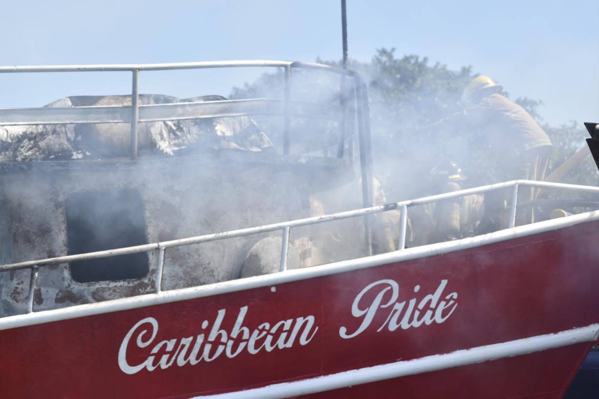 Personal del Cuerpo de Bomberos de La Ceiba inició con las investigaciones de las posibles causas de este siniestro que se originó en el cuarto de máquinas.