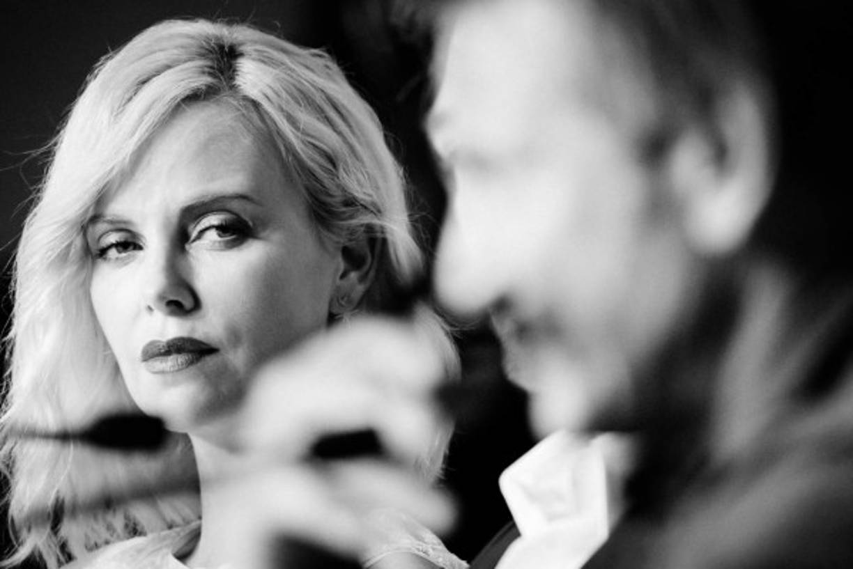 Sean Penn y Charlize Theron, que hace justo un año paseaban su amor por la alfombra roja del Festival de Cannes, hicieron hoy el mismo recorrido pero intentando no estar cerca el uno del otro y casi sin mirarse, antes de la proyección de 'The Last Face'.