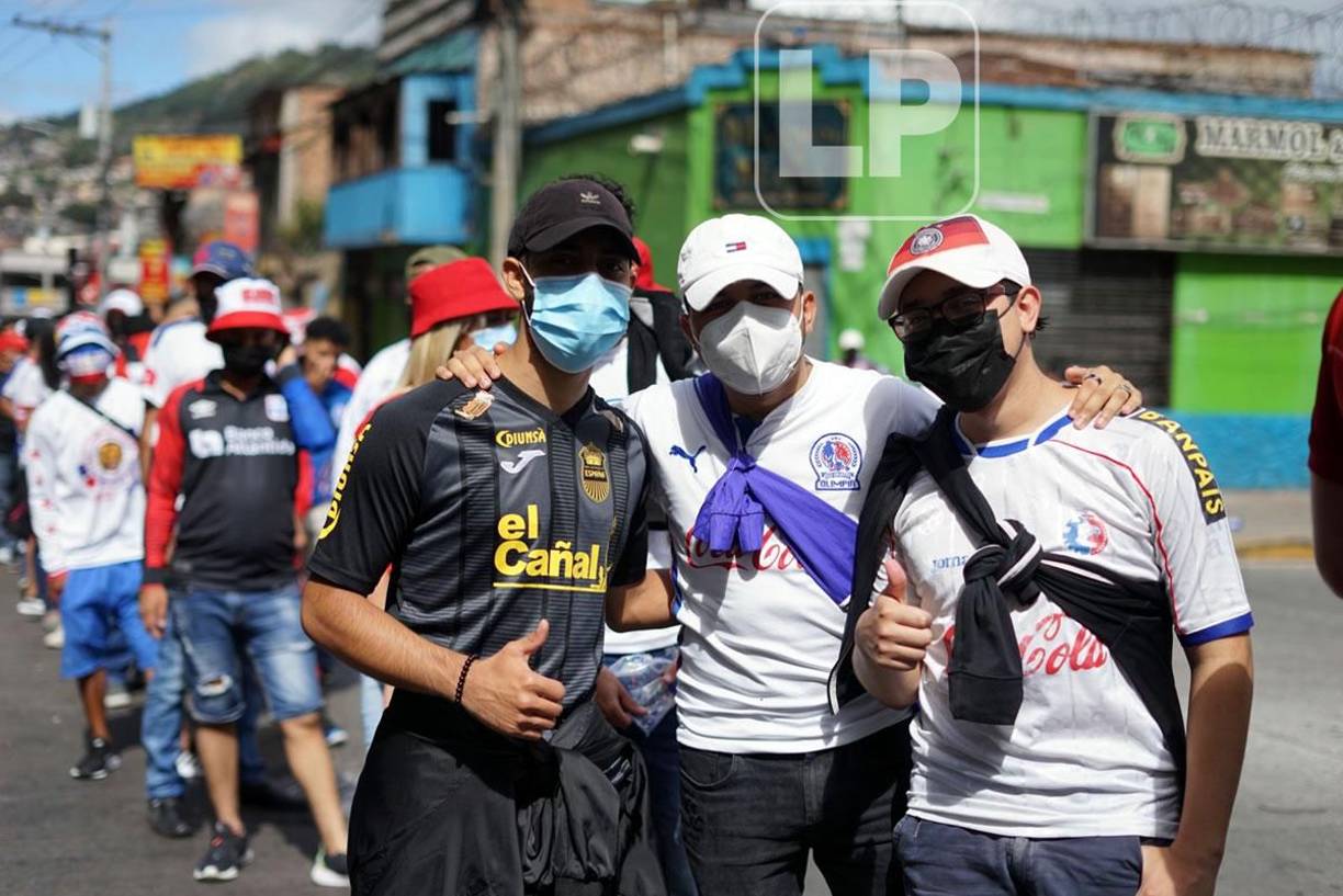 Las grandes filas han comenzado en las afueras del estadio Nacional.
