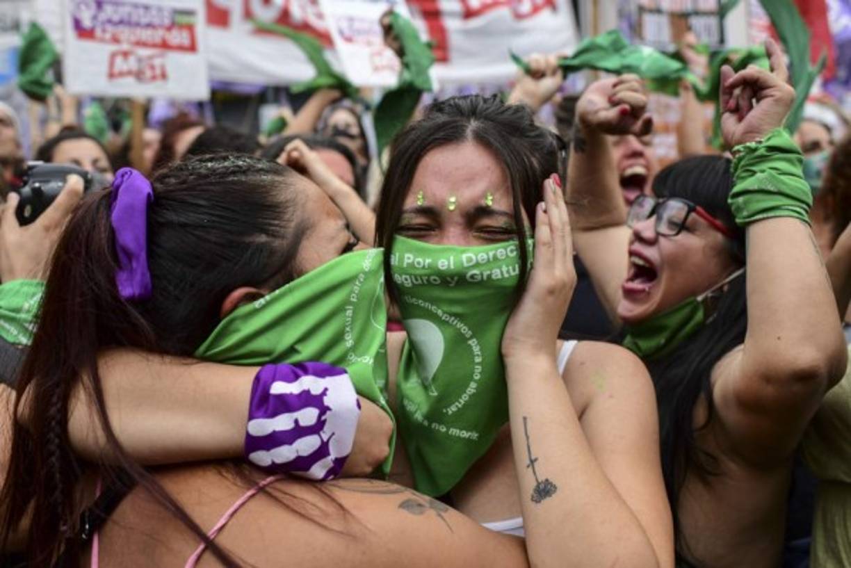 Durante más de 12 horas, los parlamentarios expusieron acalorados argumentos a favor y en contra de la legalización del aborto hasta la semana 14 de gestación.