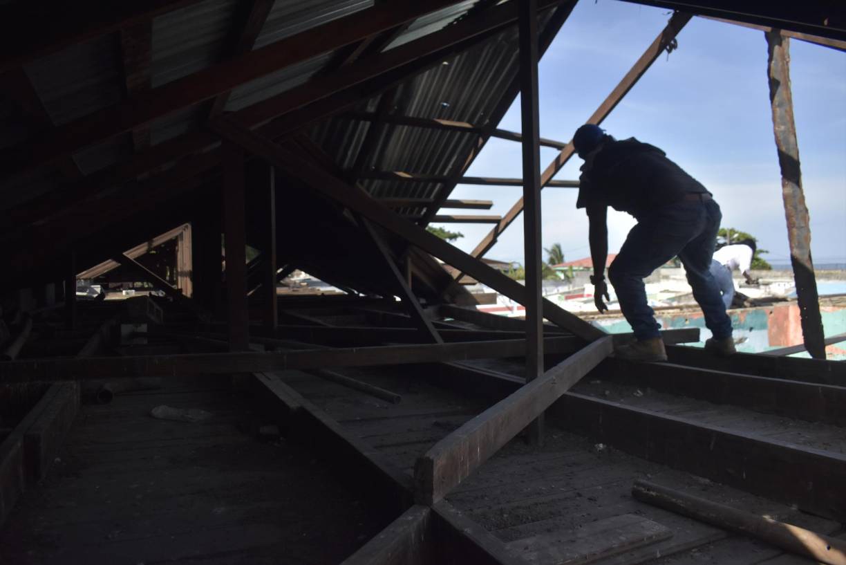 Parte de la madera y láminas que estaban en buen estado fueron llevados a una bodega municipal, el resto fue regalado a las personas que residen cerca del penal. 