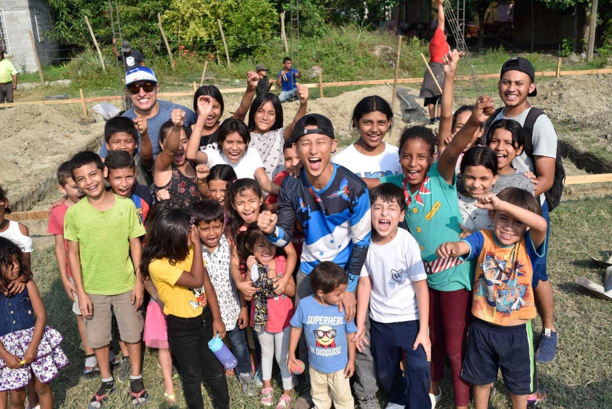 Durante su visita a principios de diciembre, Quintero manifestó estar sorprendido por la cantidad de niños del sector que sueñan con convertiste en médicos y se mostró agradecido por el cálido recibimiento. 