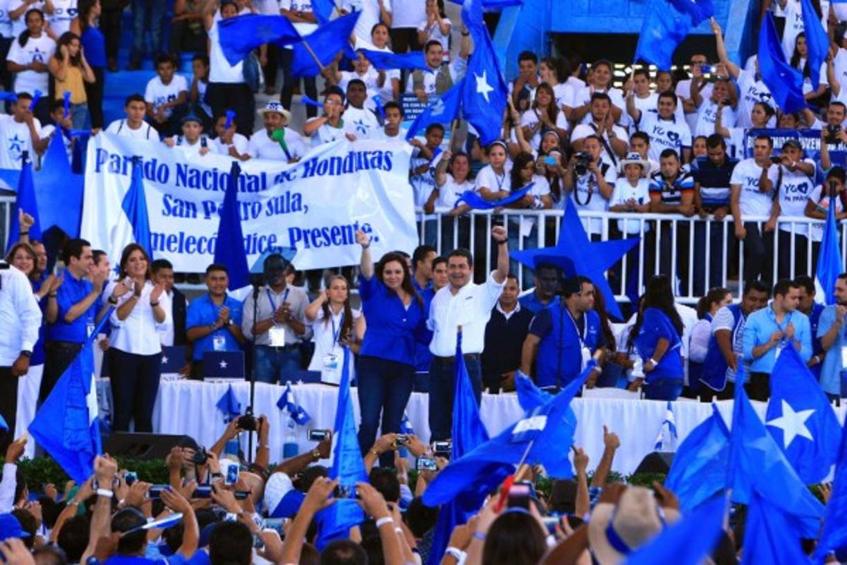 La pareja presidencial Juan Orlando Hernández y Ana García de Hernández recibieron el respaldo de su partido.