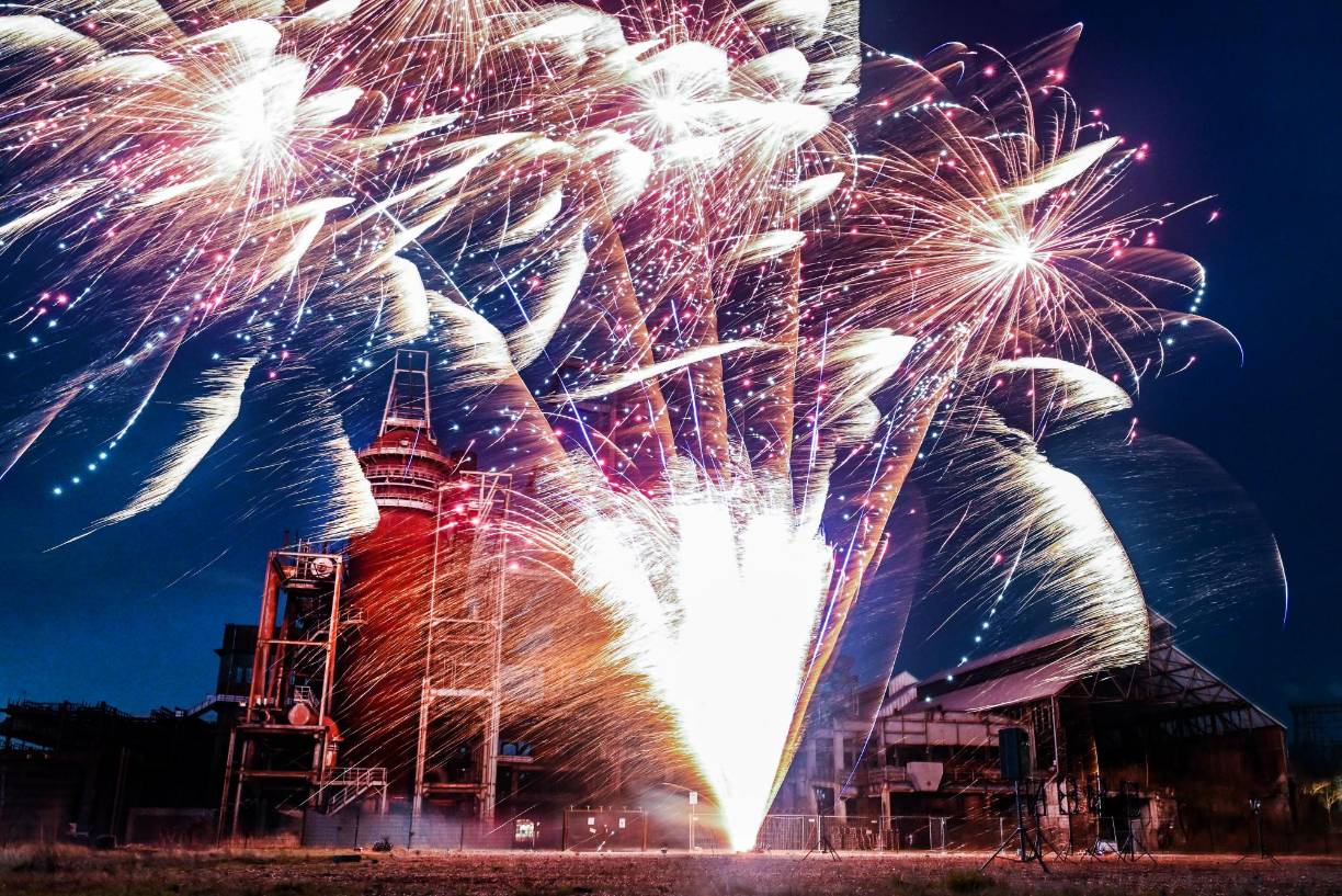 <b>Alemania</b>Una foto muestra fuegos artificiales en el antiguo alto horno Phoenix-West en Dortmund, Alemania occidental, el 31 de diciembre de 2022, para dar la bienvenida al nuevo año.
