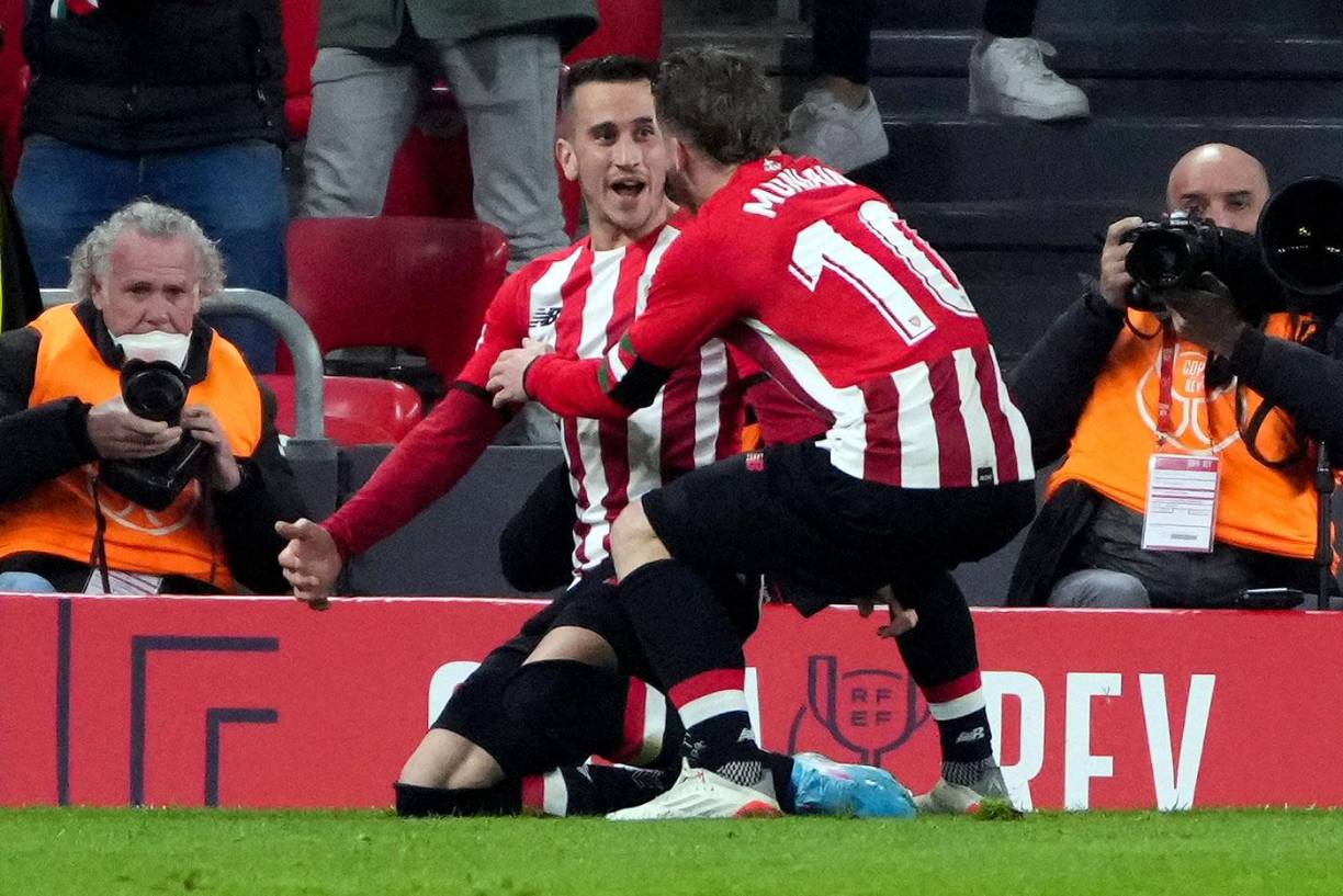 El abrazo de Álex Berenguer e Iker Muniain.