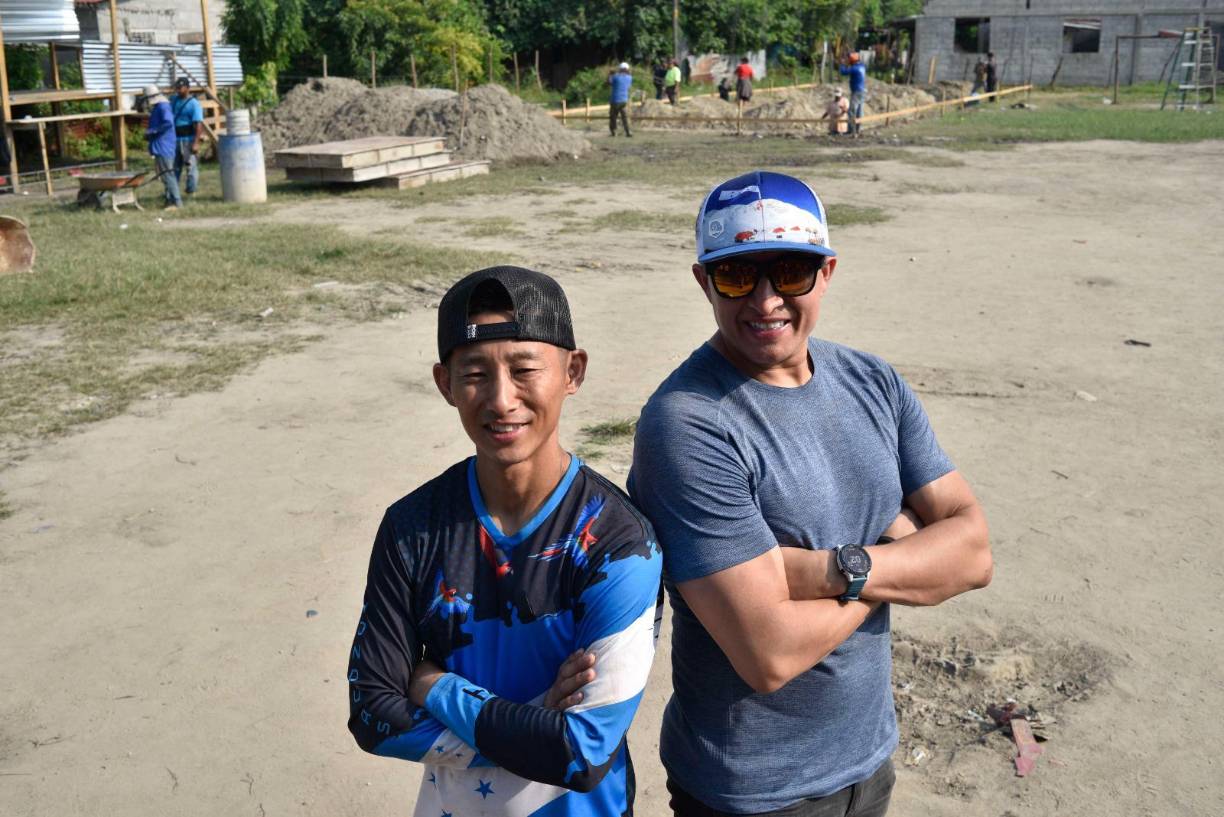 El alpinista Ronald Quintero, primer hondureño en escalar el Monte Everest, también dijo presente y se sumó a la construcción de la escuela 65 en la colonia Las Torres, sector Rivera Hernández.