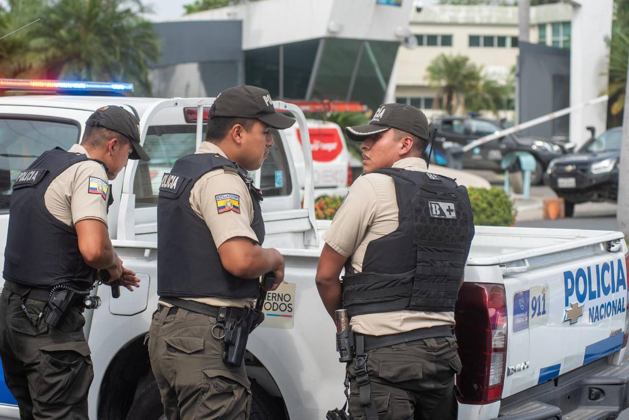 QUI01. GUAYAQUIL (ECUADOR) 09/01/2024.- Policías realizan hoy un operativo en la sede del canal de televisión TC, donde encapuchados armados ingresaron y sometieron a su personal durante una transmisión en vivo, en Guayaquil (Ecuador). Agentes de la Policía Nacional de Ecuador han ingresado en las instalaciones del canal TC Televisión horas después de ser asaltado por un grupo de hombres fuertemente armados que interrumpieron la programación en vivo, amenazando con fusiles, granadas y explosivos a los empleados, y ha detenido al menos a trece personas. EFE/Mauricio Torres 