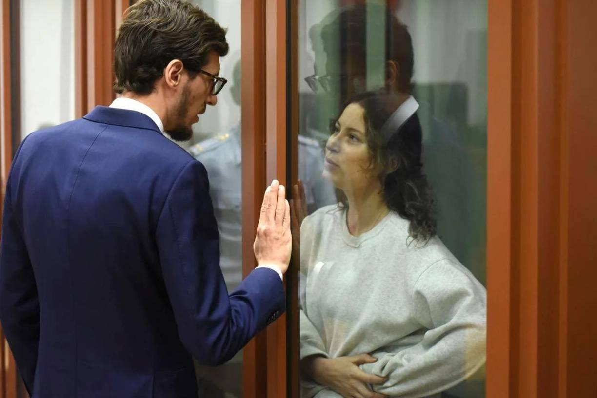 El febrero la mujer fue enviada a prisión preventiva ya acusada de alta traición por girar dinero a Ucrania para la compra de avituallamiento, equipamiento bélico, municiones y armas.