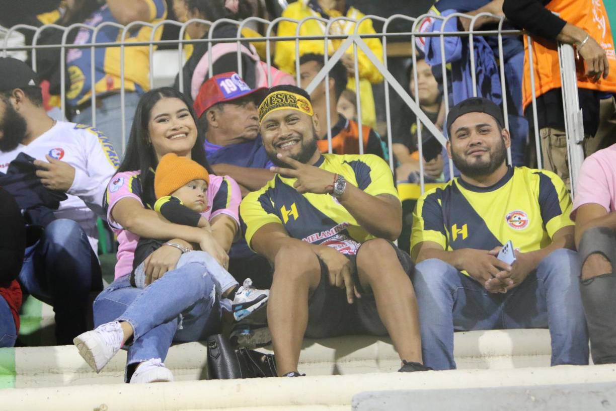 ¡Qué linda postal! Los aficionados del Génesis posando para las cámaras de Diario LA PRENSA. 