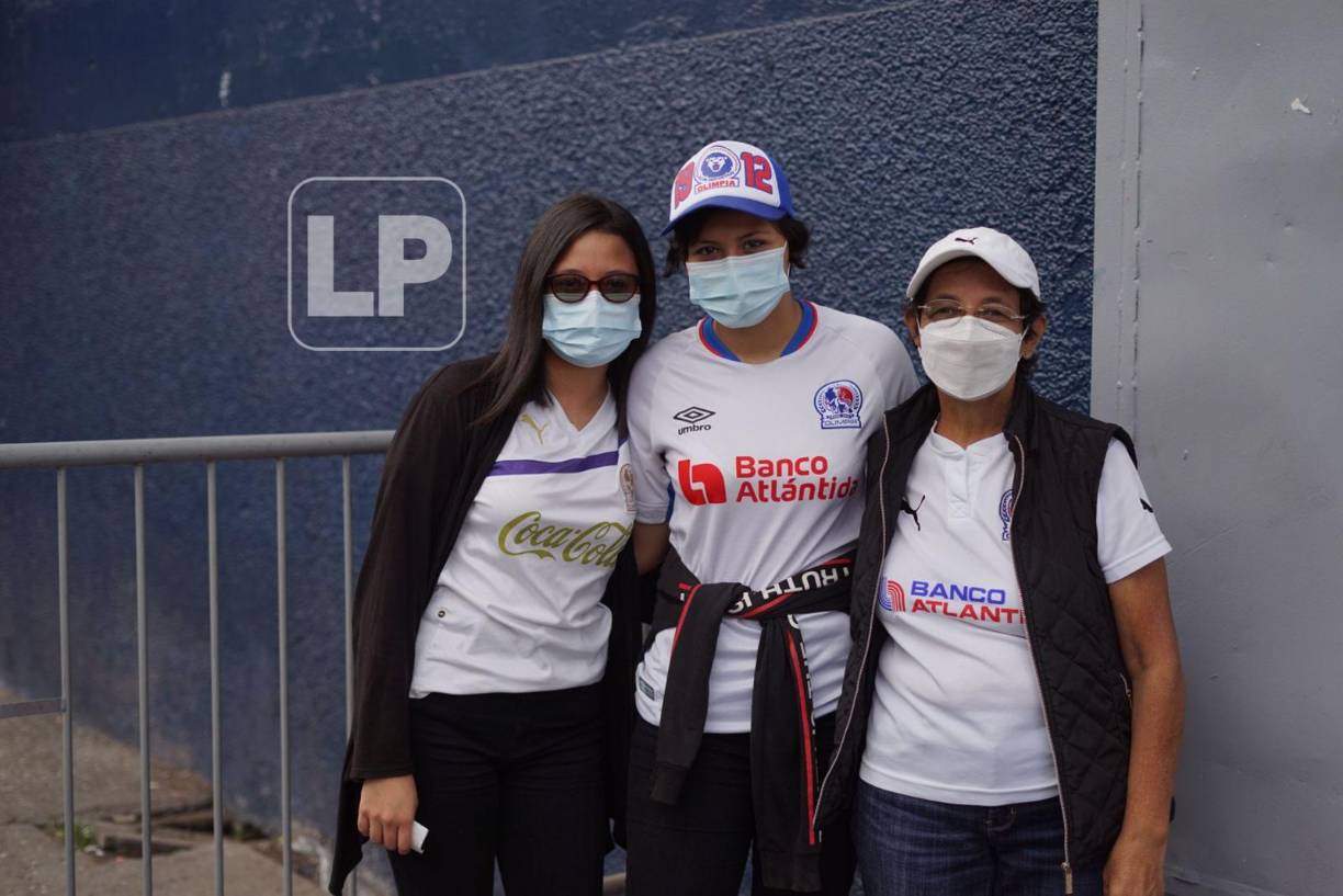 Esta familia de olimpistas llegó temprano al estadio Nacional.