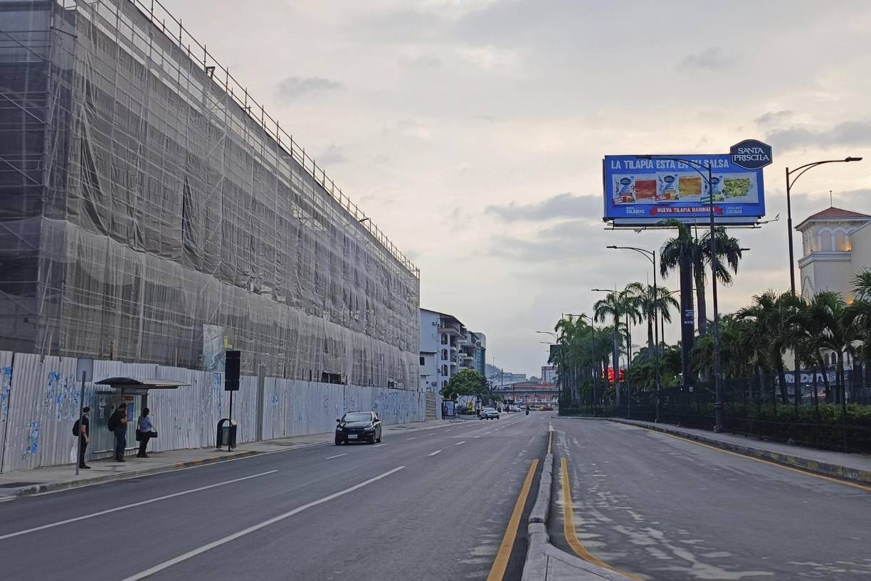 Patrullas motorizadas aparecen aquí y allá. El despliegue militar es particularmente notorio en torno a puntos estratégicos como el aeropuerto, recorrido por soldados con el rostro cubierto y fusil en bandolera. 