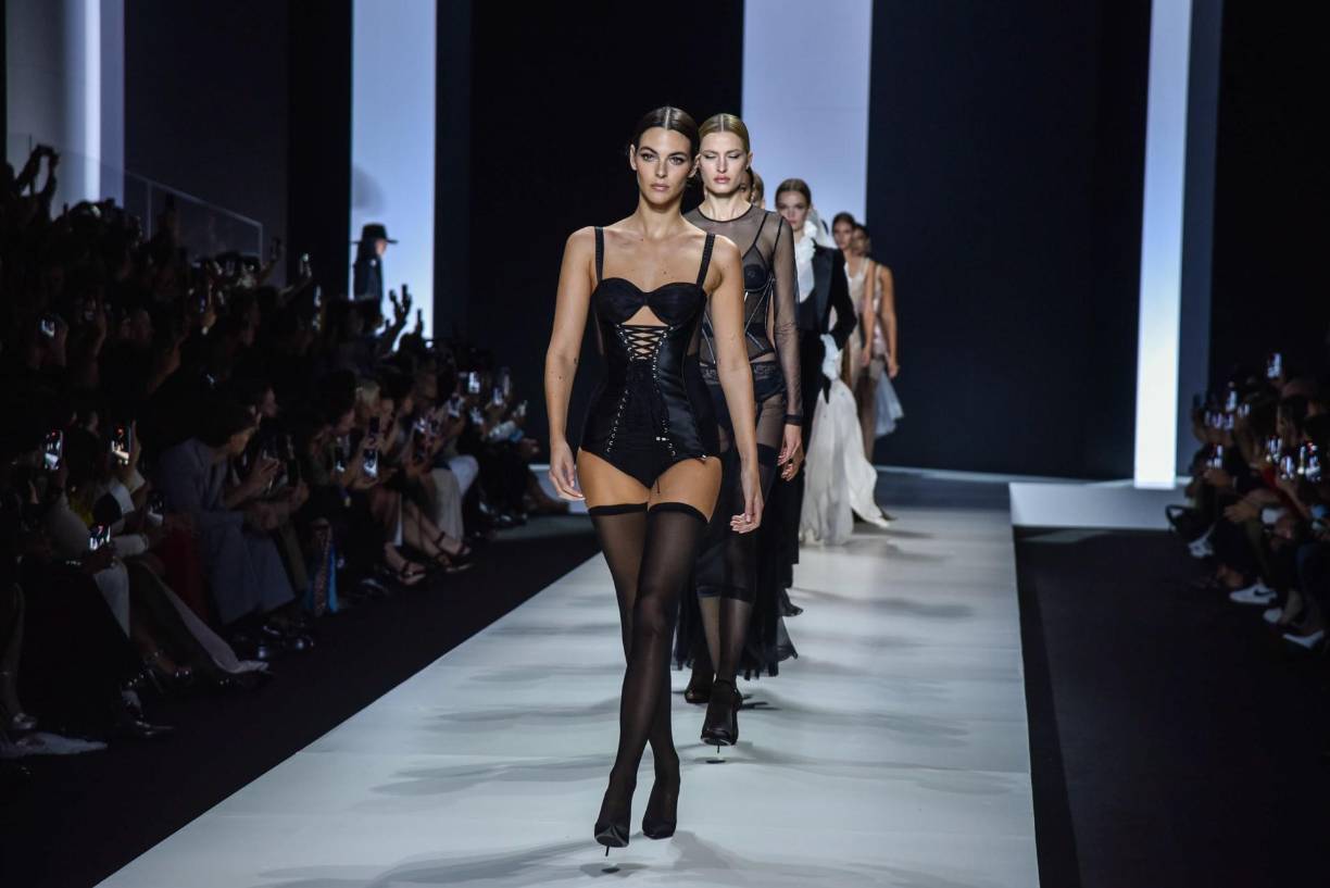 Por otra parte, los diseñadores lograron un astuto equilibrio entre la sastrería (en gran medida de hombros anchos e inspirada en el corte de una chaqueta de esmoquin) y los vestidos flojos., que venían en vestidos flotantes de lunares en capas o voluminosas blusas de organza transparente. 