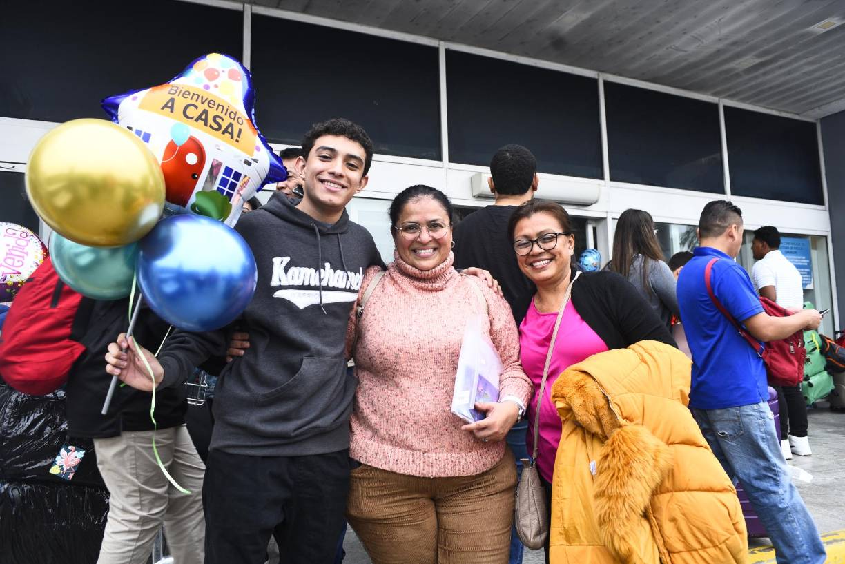 La sampedrana Wendy Castro, quien vestía un suéter color rosa, compartió que tenía cuatro años sin ver a su familia, por lo que manifestó estar feliz y agradecida con Dios por permitirle reunirse con ella nuevamente.