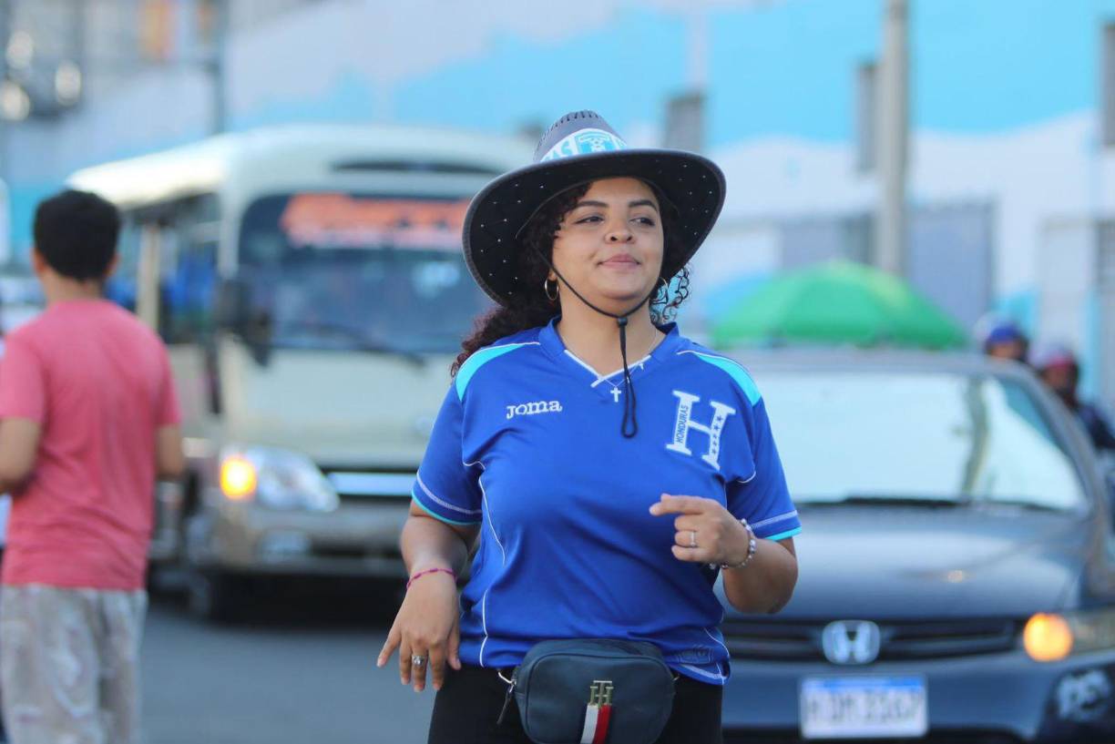 Las vendedoras también andaban con toda la actitud y demostrando la garra catracha en las afueras del Estadio Nacional. 