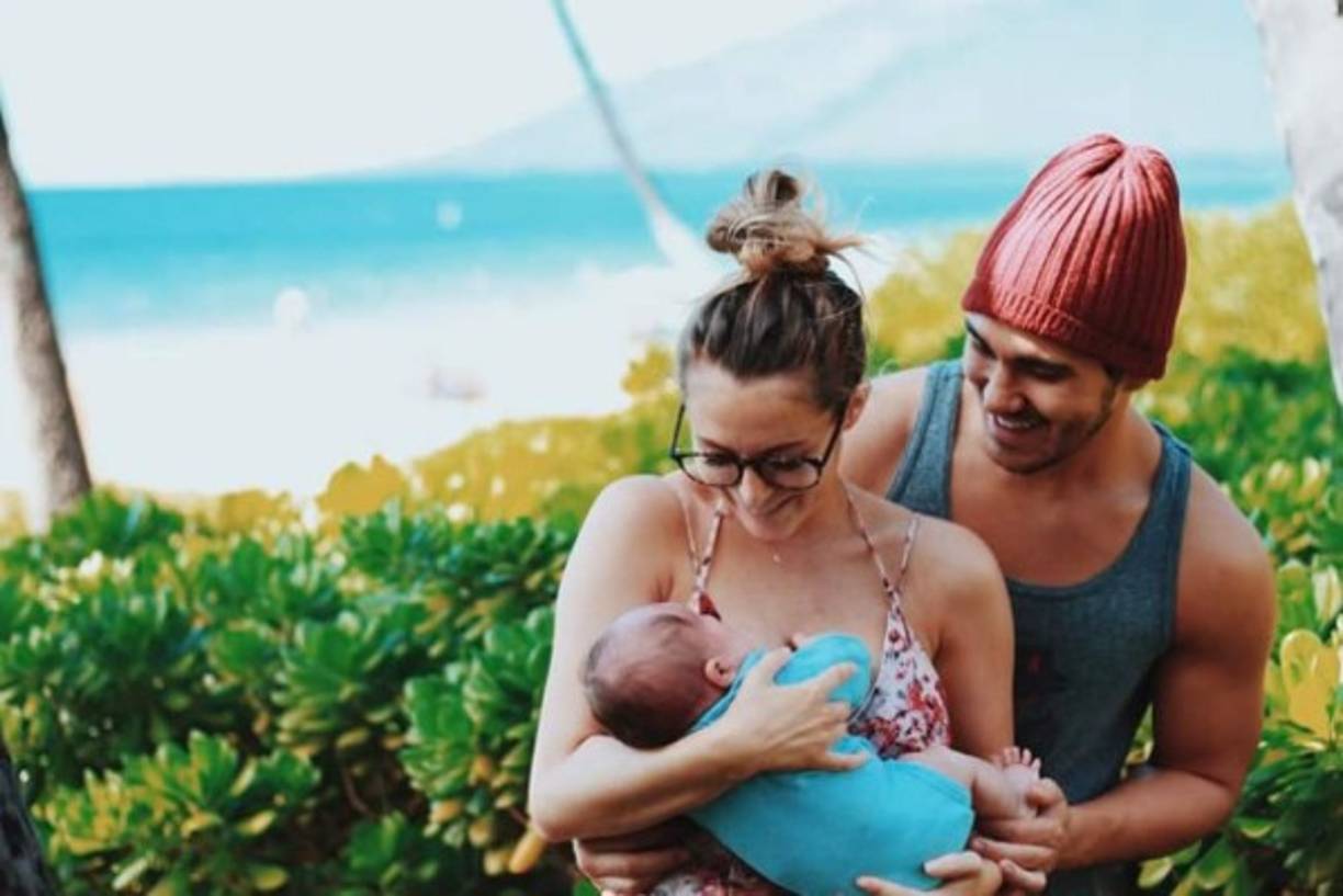 El 16 de junio de 2016, anuncia públicamente su primer embarazo en una foto junto a su esposo vía Instagram.