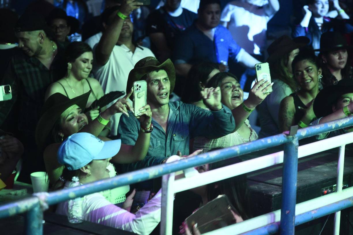 El Trono de México se entregó a su público y deleitó con sus canciones románticas