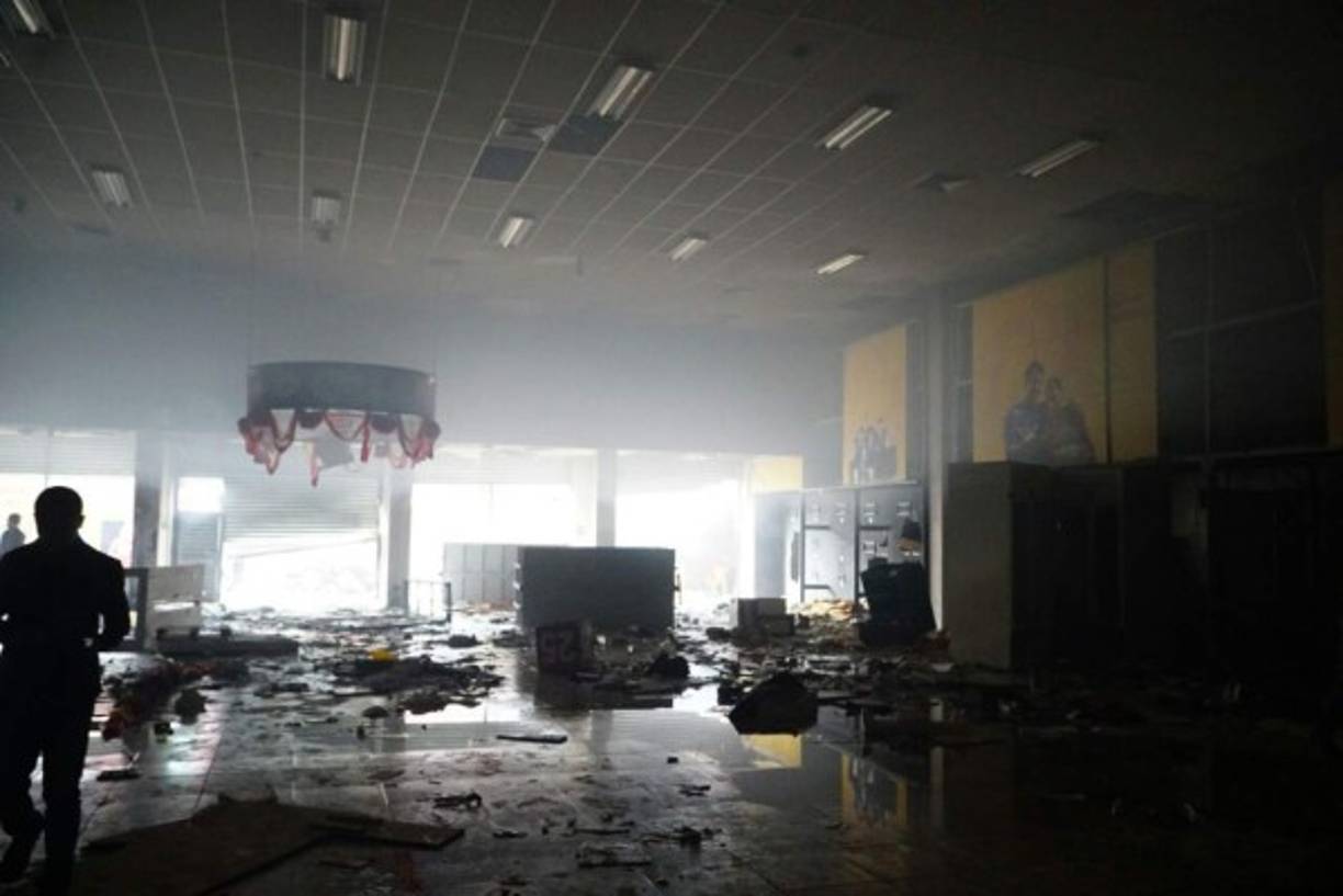 Importantes centros comerciales de la capital industril fueron saqueados.