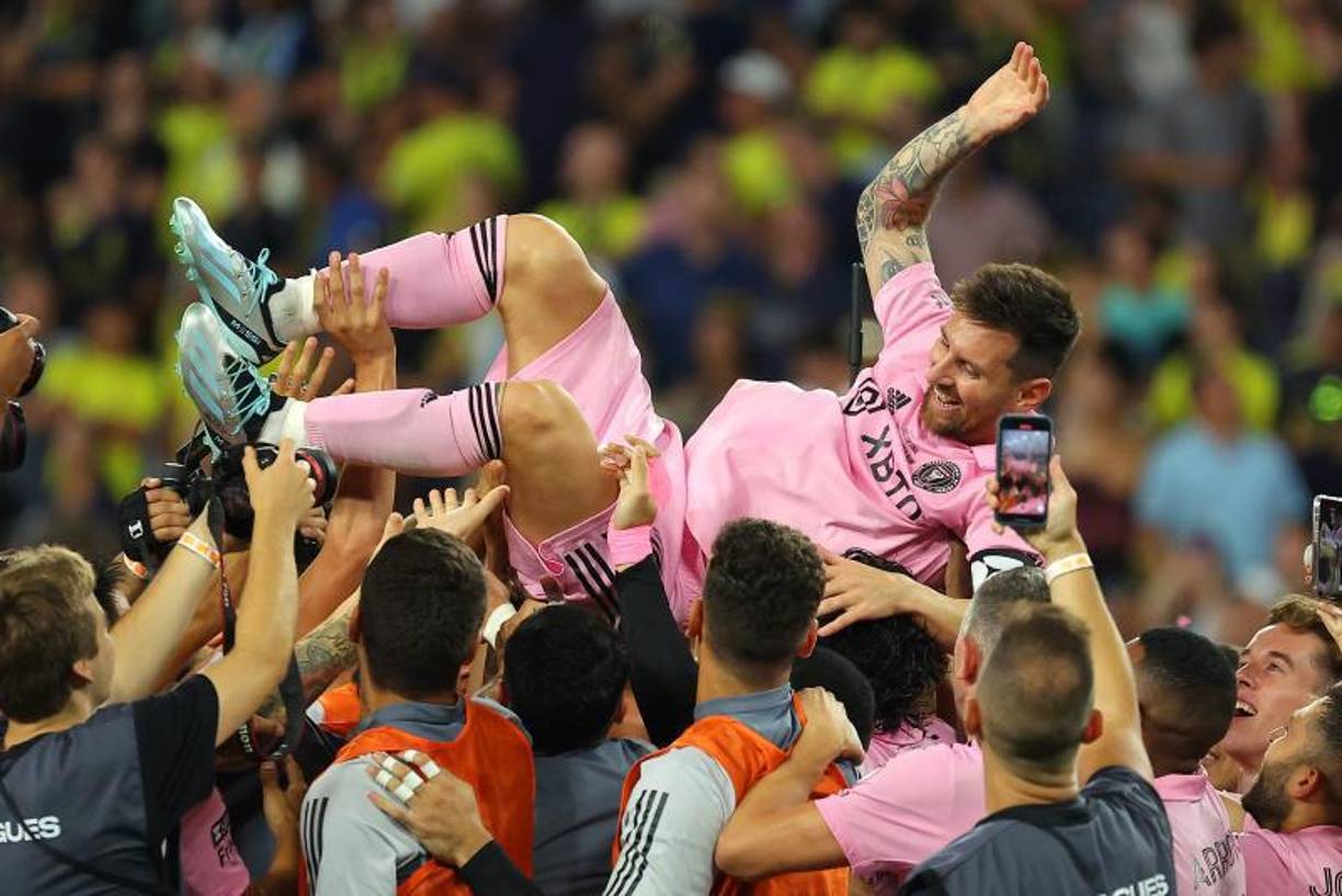 El Inter Miami de Lionel Messi logró este sábado su primer título frente al Nashville SC en la final de la Leagues Cup, un partido concluido 10-9 en una tanda de penales que pareció eterna.