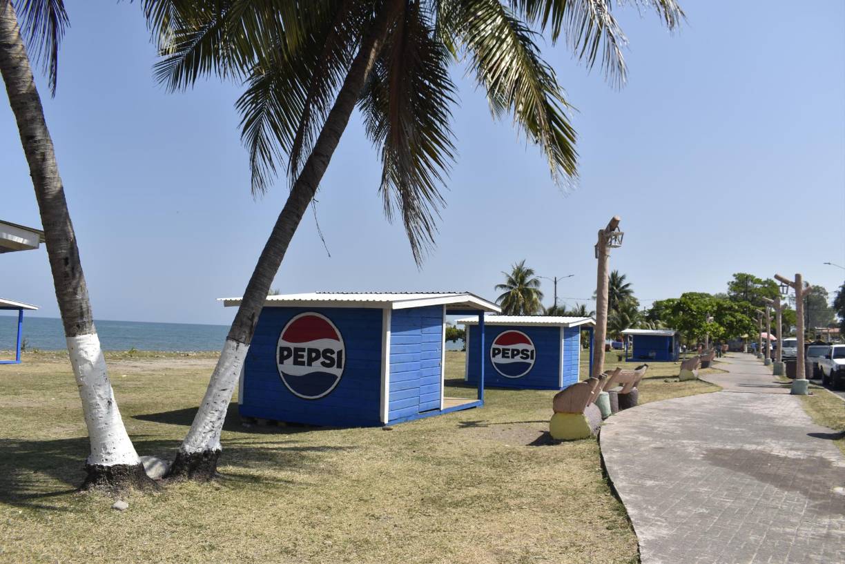 El Paseo de Los Ceibeños se están levantado casetas para venta de refrescos y comida, una oportunidades que tienen muchas familias de ganarse la vida en este época.