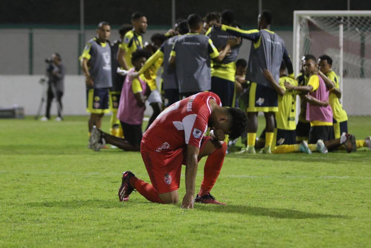 Las lágrimas también se hicieron presentes en los jugadores de la Real Sociedad tras la dura derrota.