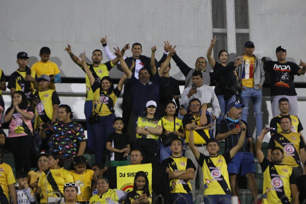 Hinchas de todas las edades llegaron al recinto de Comayagua para ver el importante duelo por la vuelta del repechaje.