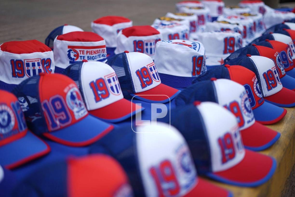 La venta de gorras del Olimpia en las afueras del estadio Nacional.