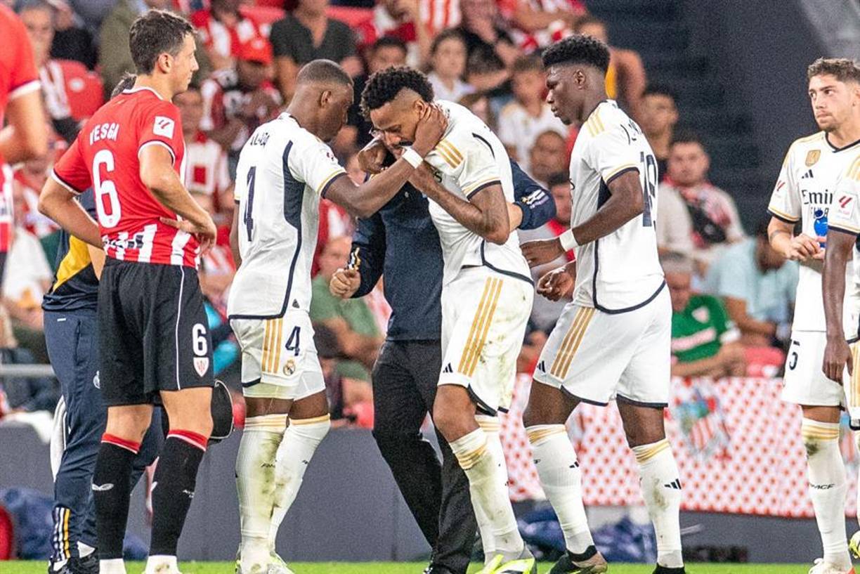  Éder Militao tuvo que dejar el terreno de juego en San Mamés en el minuto 50 tras hacerse daño en la rodilla izquierda, sin contacto, al pisar mal, con lágrimas en los ojos y sin poder apoyar con normalidad la pierna. 