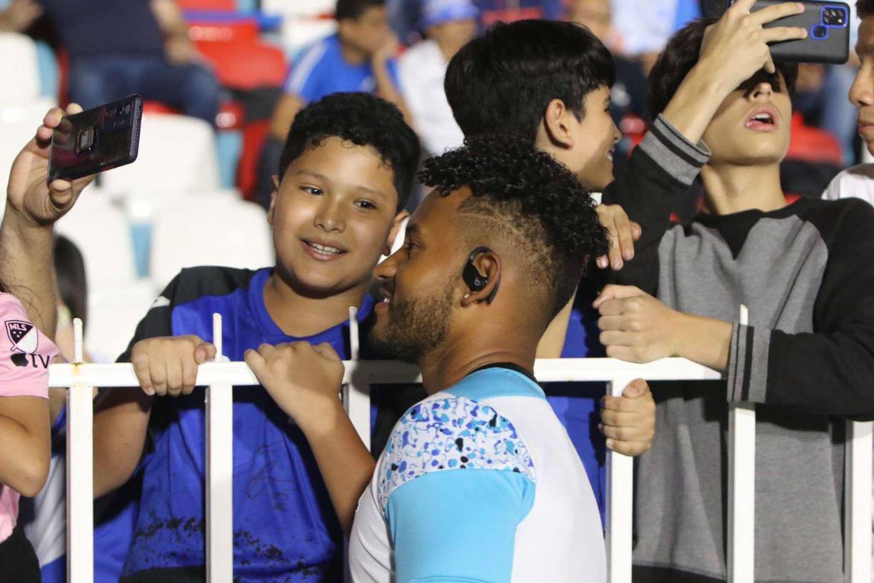 Obregón también posó con los pequeños aficionados catrachos. 