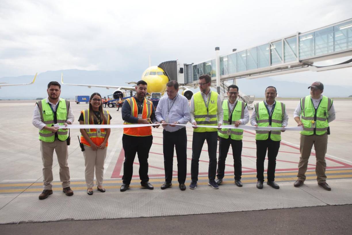 Directivos de Spirit y Palmerola durante el corte de cinta de la inauguración. 