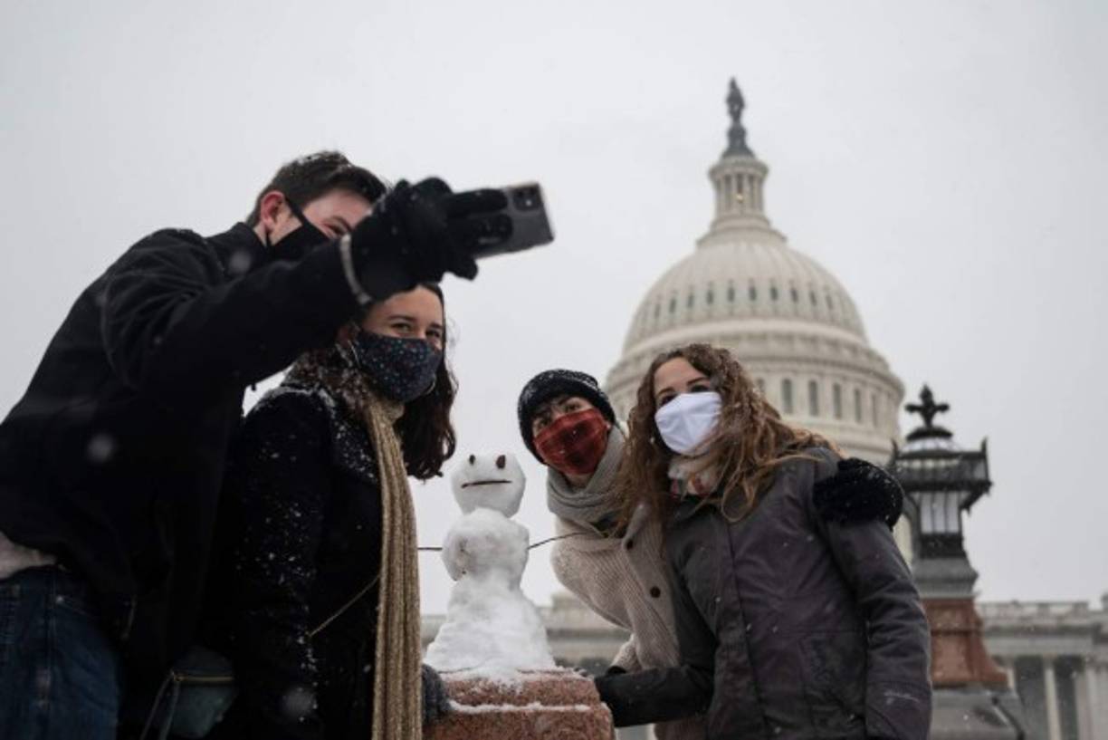 'Esta tormenta invernal tendrá impactos significativos, incluidas interrupciones en los viajes y cortes de energía en gran parte del Atlántico medio y el sur de Nueva Inglaterra', advirtió por su parte el Centro de Predicción del Tiempo.