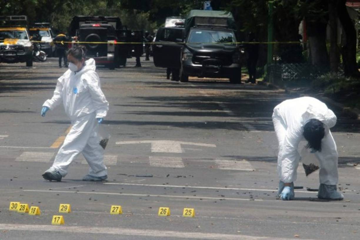 Una mujer que transitaba en auto por el lugar también murió y una joven resultó herida. AFP