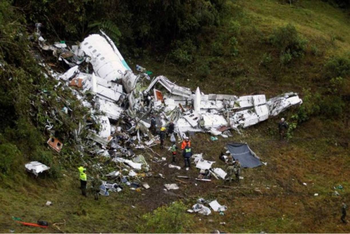 Colombia. La tragedia del Chapecoense. Un avión de la aerolínea Lamia, que transportaba a la plantilla del equipo de fútbol Chapecoense, de Brasil se estrelló en Medellín. El informe preliminar de Aeronáutica Civil de Colombia señala que la tragedia en la que murieron 71 personas el 29 de noviembre se debió a un error humano. La aeronave salió de Santa Cruz en Bolivia con el combustible al límite, el tanque estaba lleno pero no con la gasolina de reserva para volar una hora y media más allá de destino.