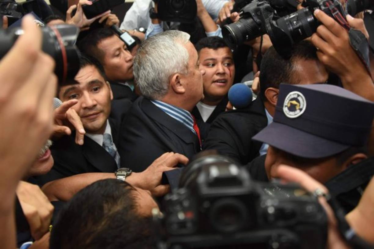 El exmandatario llegó a los tribunales escoltado por agentes de seguridad y bajo el asedio de cientos de periodistas.
