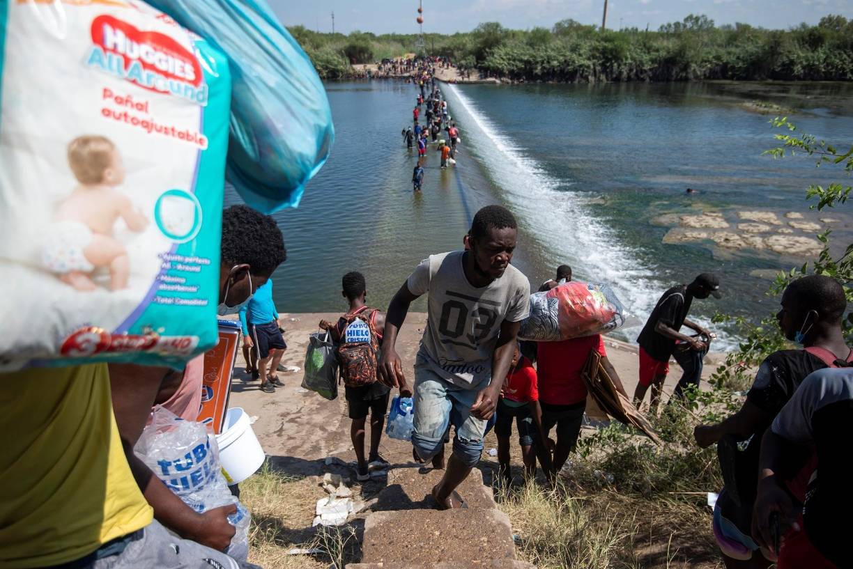 Los migrantes han estado cruzando desde el pasado martes a Estados Unidos y han desbordado a las autoridades migratorias, que han improvisado el campamento a la espera de ir gestionando solicitudes de asilo.