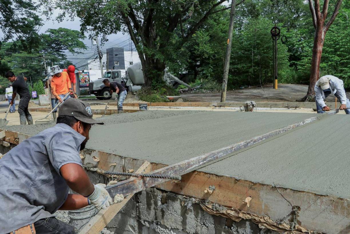 Se realizan trabajos de fundición de losas de concreto. 