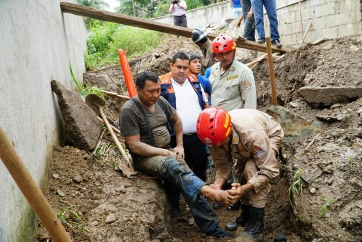 El segundo fontanero fue resctado 40 minutos después gracias al apoyo del Cuerpo de Bomberos.