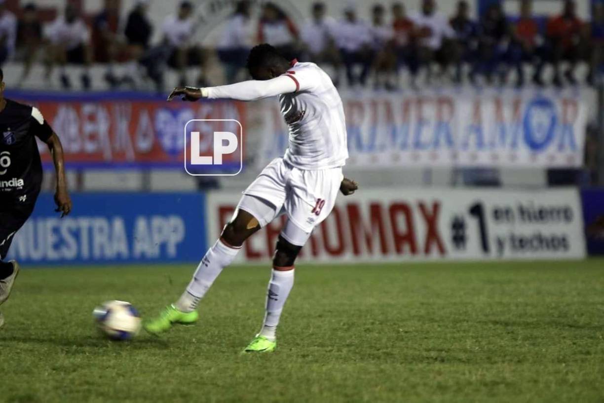 Yustin Arboleda disparó con este derechazo desde unos 25 metros para poner a ganar al Olimpia.