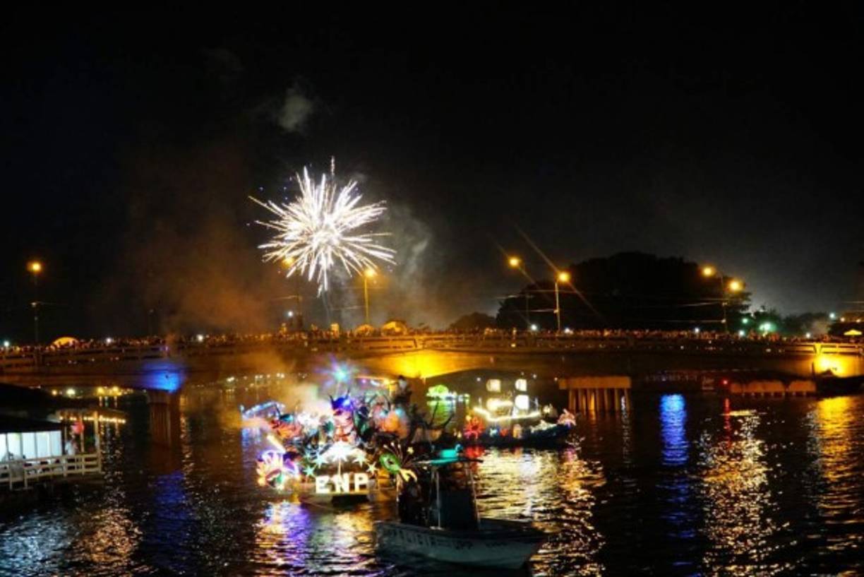 Un total de 13 góndolas iluminadas en diferentes colores fue la principal atracción de la noche.