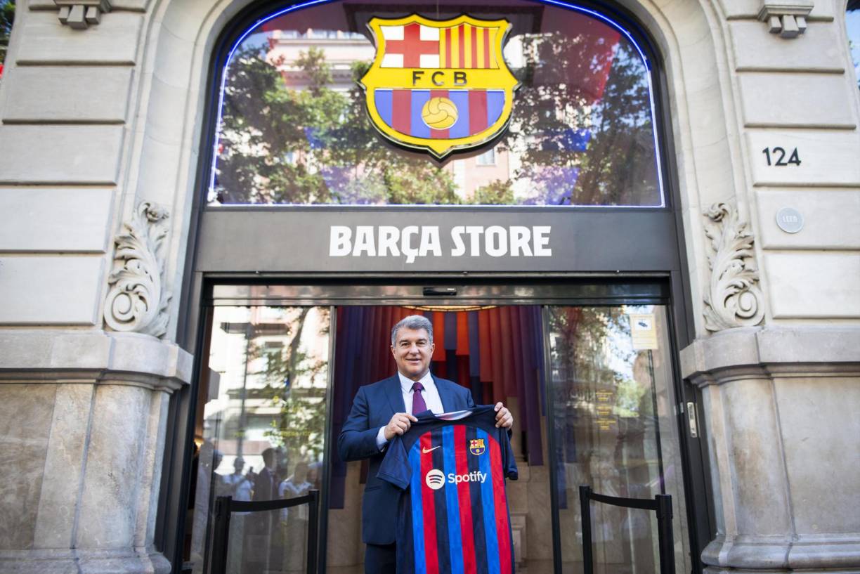 El presidente del Barcelona, Joan Laporta, visitó una de las tiendas estreno de la nueva camiseta y recuerda la vinculación con Barcelona 92.