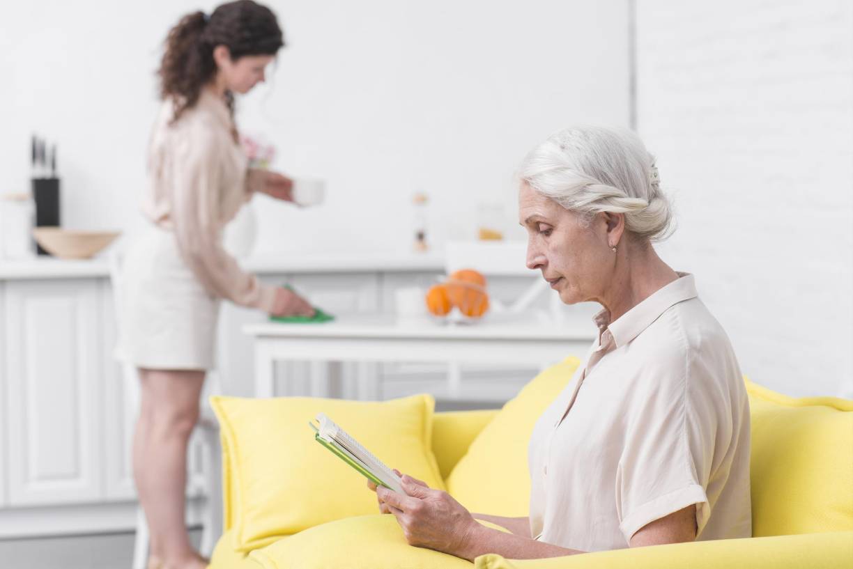 La prevalencia de la enfermedad de Alzheimer suele ser más alta en mujeres que en hombres. Una de las razones que explica esta diferencia radica en el hecho de que las mujeres suelen vivir más tiempo que los hombres y, dado que la edad es el mayor factor de riesgo para el Alzheimer, una mayor esperanza de vida puede contribuir a la mayor prevalencia en mujeres. Sin embargo, los estudios epidemiológicos contemplan otros factores explicativos de las diferencias entre hombres y mujeres, como los hormonales, genéticos y socioculturales. Por ejemplo, los cambios hormonales que ocurren durante la menopausia pueden influir en el riesgo de desarrollar Alzheimer. Entre los factores socioculturales, las diferencias en el acceso a la educación, que es uno de los factores protectores contra el desarrollo de la enfermedad de Alzheimer, también pueden jugar un papel importante. 