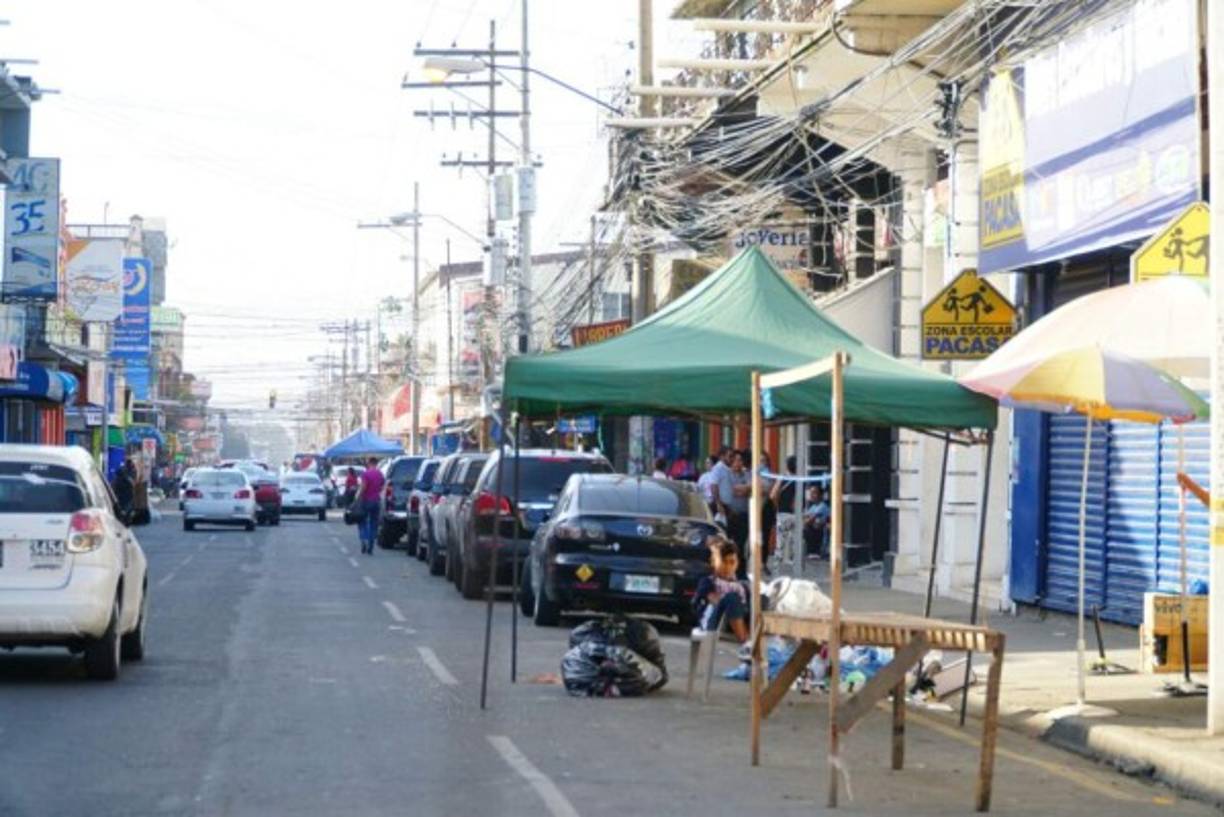 Las antes vacías calles vuelven a llenarse de gente y vehículos.