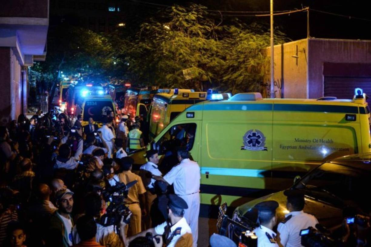 Las ambulancias que transportaban los cuerpos de las víctimas del accidente de Rusia vuelo de pasajeros llegan a la morgue Zeinhom, El Cairo.