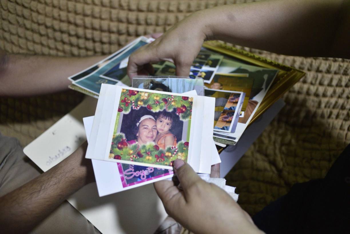 La acongojada mujer continuó relatando que la otra llamada que recibió fue a las 7:45 pm, estaban por ingresar al estadio. Jayro le comentó entre bullicio de fondo que había “relajo” adentro y que la Policía no dejaba entrar a nadie de la fila, por lo que les solicitó regresasen a su casa, pero allí comenzó la verdadera pesadilla.