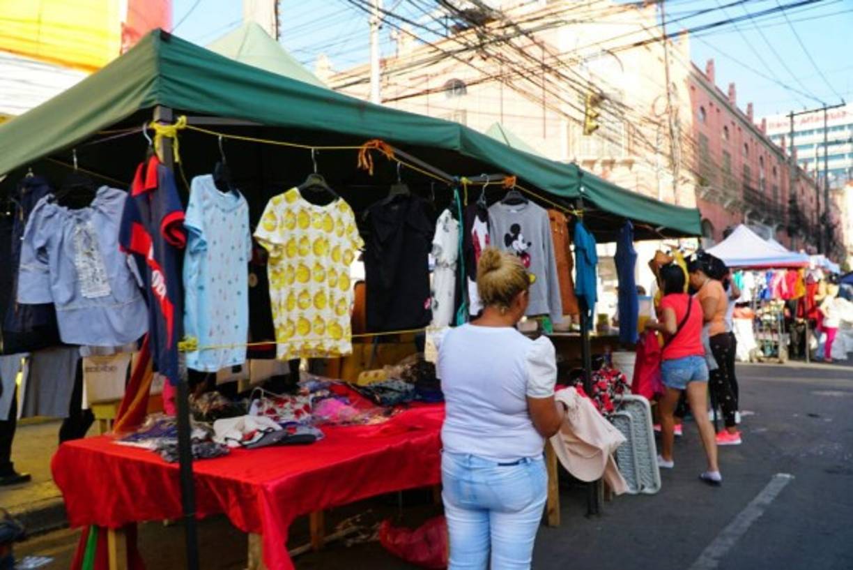 Las mercaderías vuelven a exhibirse en los puestos de mercado.